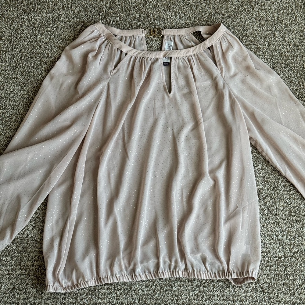 Jennifer Lopez tan blouse .